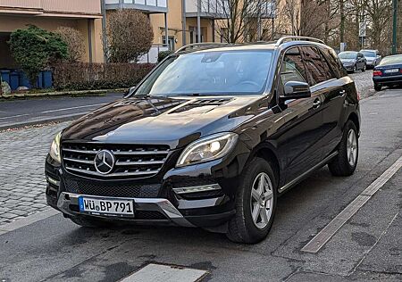 Mercedes-Benz ML 350 Vollausstattung + Airmatic + el. AHK + Alarm