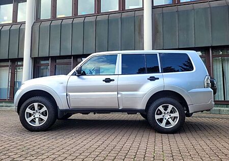 Mitsubishi Pajero 3.2 DI-D NAVI-AHK 3.3 To-7 Sitzer-RÜCKFAHKAMER