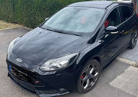 Ford Focus 2.0 EcoBoost ST mit Leder-Sport-Paket