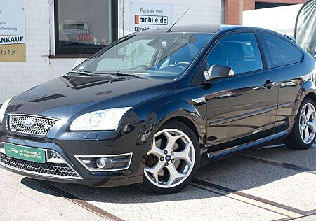 Ford Focus Lim. ST//XENON/RECARO/LEDER/SHZ/TÜV+ZR+SER