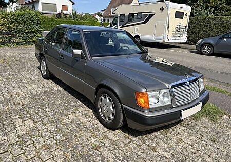 Mercedes-Benz E 230