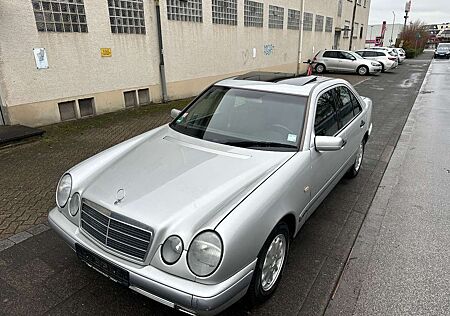 Mercedes-Benz E 200 Gepflegt Tüv Bis 04/2027