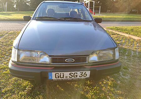 Ford Sierra 1,6 i mit Hub-Schiebedach