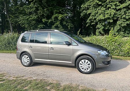 VW Cross Touran Volkswagen Touran Diesel 2.0 TDI mit Klimaanlage und 7 Sitzen