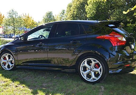 Ford Focus 2.0 EcoBoost ST mit Leder-Sport-Paket