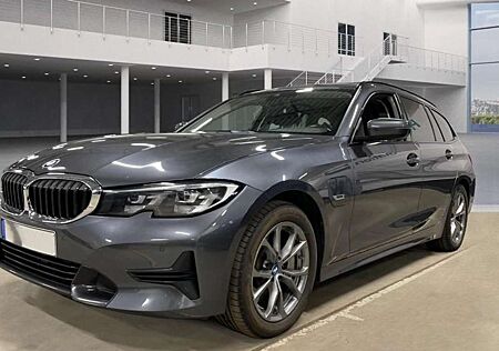 BMW 330 e Sport Line *AHK*LED*VIRT*SHZ*CARPLAY*TEMP*