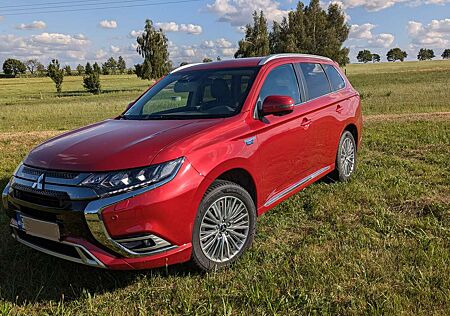 Mitsubishi Outlander SUV mit Notstromfunktion 2.4 4WD Plug-In Hybrid