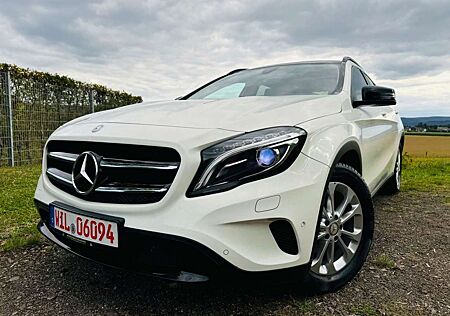 Mercedes-Benz GLA 200 *Pano*Bi-Xen*Leder*Navi*Totwinkel*1. Hand