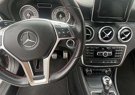 Mercedes-Benz A 180 Mercedes-Benz A180| AMG-Line| Bi-Xenon| Leder