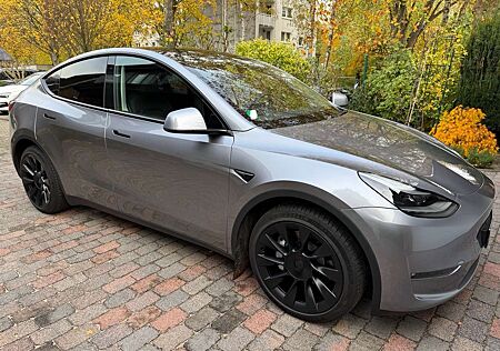 Tesla Model Y Long Range Dual Motor AWD 20 Zoll AHK