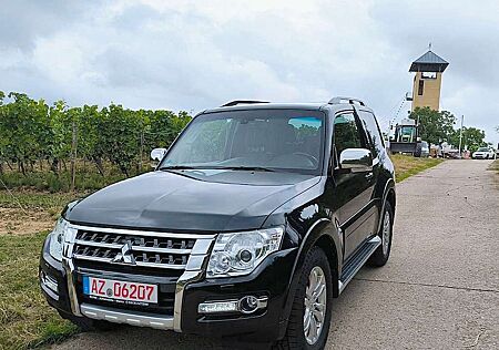Mitsubishi Pajero 3,2 DI-D 4WD Top Automatik 107 tkm Standh