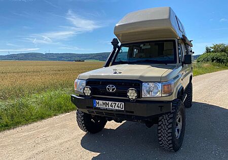 Toyota Land Cruiser HZJ 78 mit Desert-tec Alkovendach