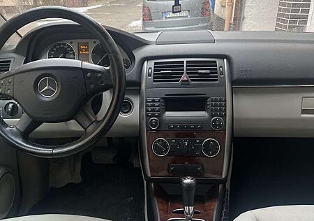 Mercedes-Benz B 200