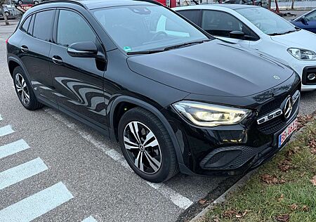 Mercedes-Benz GLA 220 d 4Matic(4 x 4)Panorama,MWST.Multibeam LED