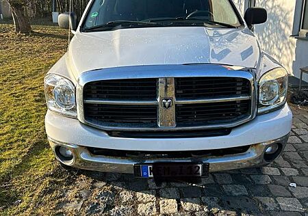 Dodge RAM 4.7 L Quad Cab mit 2m Ladefläche