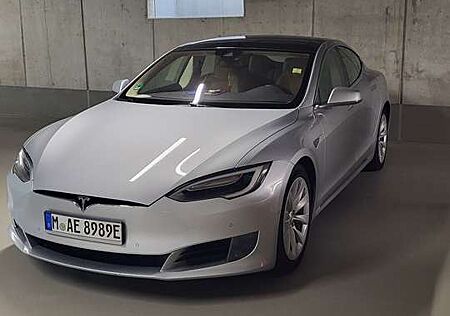 Tesla Model S 90D Allradantrieb Free Charching