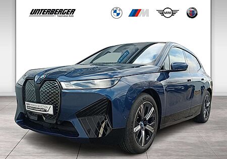 BMW iX xDrive40 Sportpaket HUD Pano Sitzbelüftung Soft-Cl