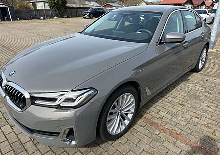 BMW 530 d xDrive Luxury Line/HEAD UP/M SPORT LENK