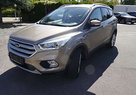 Ford Kuga Titanium mit Anhängekupplung