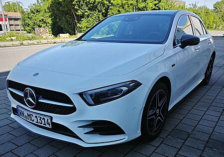 Mercedes-Benz A 250 AMG Line Multibeam Pano Burmester Garantie