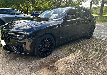 Maserati Levante Q4 GranSport Zegna Nerissimo B&W
