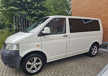 VW T5 Caravelle Volkswagen Kurz (9 Sitzer)