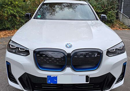 BMW iX3 M, Pano+AHK+DrivAssiPro+Leder+Metallic