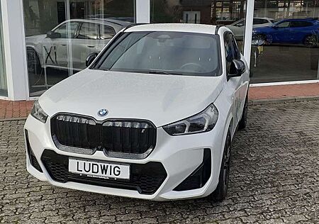 BMW iX1 xDrive30 M Sportpaket Head-Up HK HiFi DAB