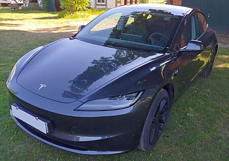 Tesla Model 3 Highland stealth grey met. 33.605 EUR Netto