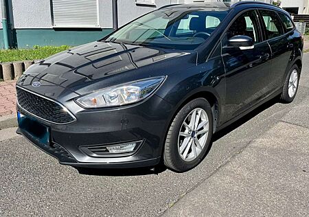 Ford Focus Turnier 1.5 EcoBoost *SHZ*PDC*Winterräder*Scheck*