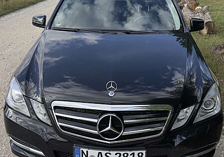 Mercedes-Benz E 300 V6 DIESEL, TOP GEPFLEGT, SCHECKHEFT