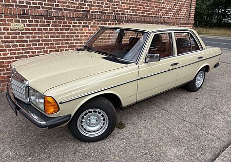 Mercedes-Benz 240 Diesel im Originalzustand aus I.Hand