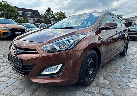 Hyundai i30 1.6 cw *NEUES MODELL*PANO*SHZ*Klima*T.Leder
