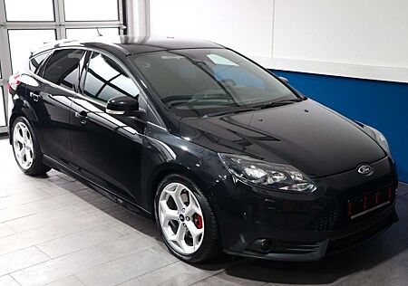 Ford Focus Lim. 2.0 EcoBoost ST 6-GANG+LEDER+NAVI+IPS