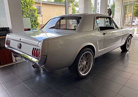 Ford Mustang Coupe - Klima - V8 Edelbrock