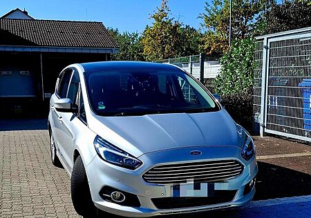 Ford S-Max Titanium 4x4*LEDER*SONY*LED*CAM*PANO*19Z*