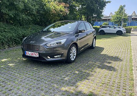 Ford Focus Titanium +Sehr Gepflegt