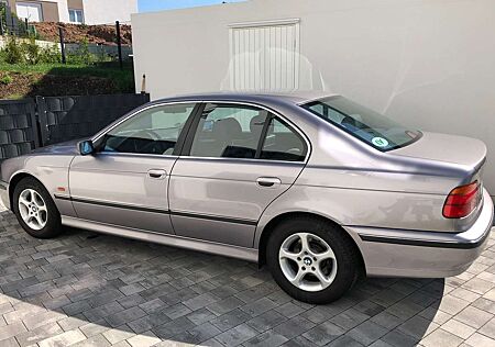 BMW 523i 523