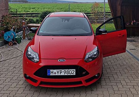 Ford Focus 2.0 EcoBoost ST mit Leder-Exclusiv-Paket