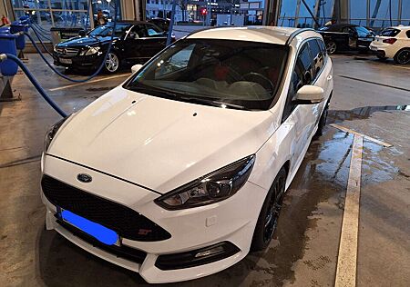 Ford Focus Turnier 2.0 EcoBoost ST mit Leder-Sport-Paket