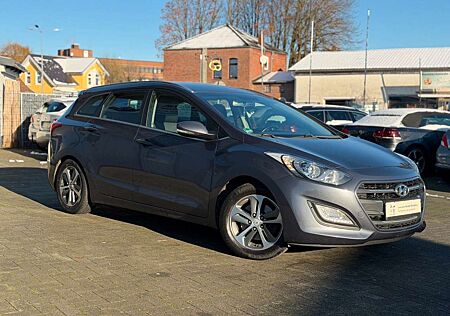 Hyundai i30 cw blue 1.6 CRDI KAMERA NAVI 8xALU LenkradHz