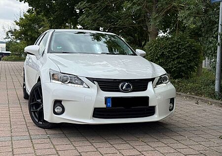 Lexus CT 200h Sparsam & TÜV bis 02/2028