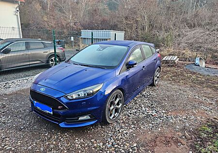 Ford Focus 2.0 EcoBoost ST mit Leder-Exclusiv-Paket