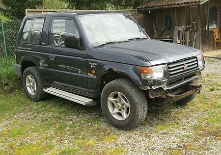 Mitsubishi Pajero 2500 TD AHK