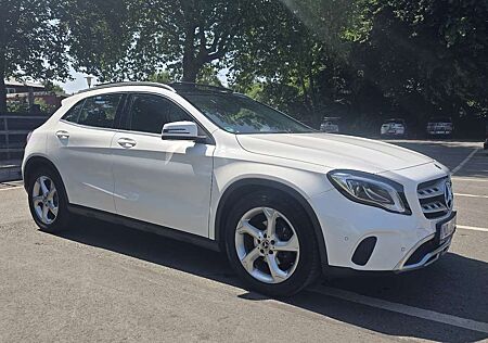 Mercedes-Benz GLA 200 1 Hand mit Panorama-Dach