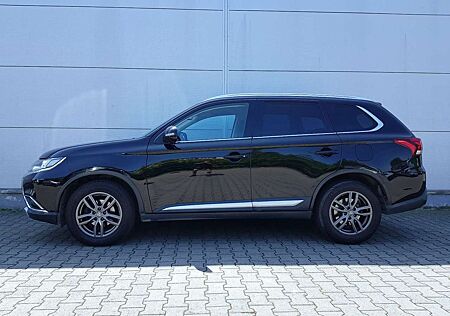 Mitsubishi Outlander Plus 4WD+Navi+Rückf.Kamera+7-Sitze....