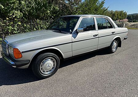 Mercedes-Benz 230 Ungeschweißt, Erstlack, top