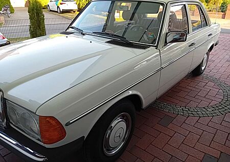 Mercedes-Benz 200 W123 Oldtimer Automatik ZV Servo Nebel Topzustand