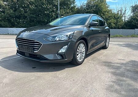 Ford Focus Titanium RFK SPUR LED NAVI SEHR SAUBER