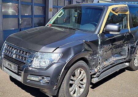 Mitsubishi Pajero 3.2 DI-D SUV-Star*Leder*AHK*Kamera*